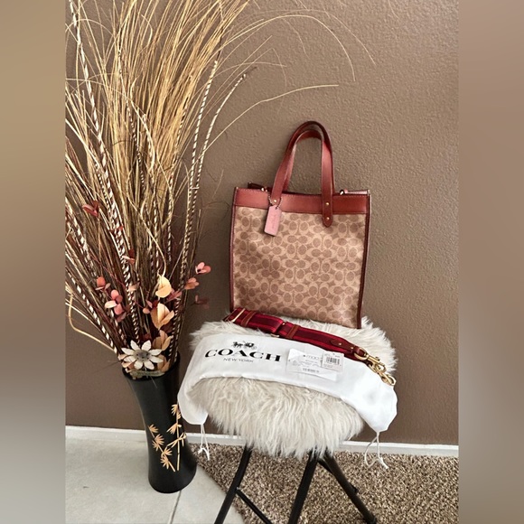 Authentic Coach Tote W/ removable stylish strap & Dust Bag!! - Picture 2 of 13